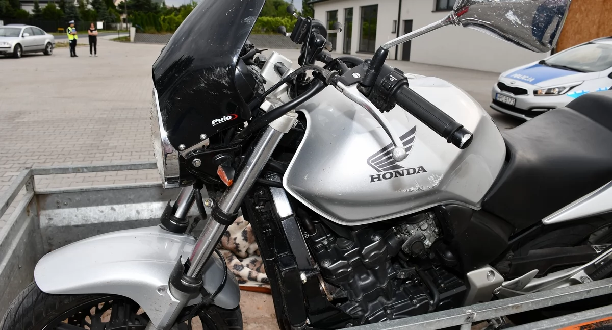 Zderzenie motocykla z Volkswagenem w Dębiankach. Motocyklista trafił do szpitala
