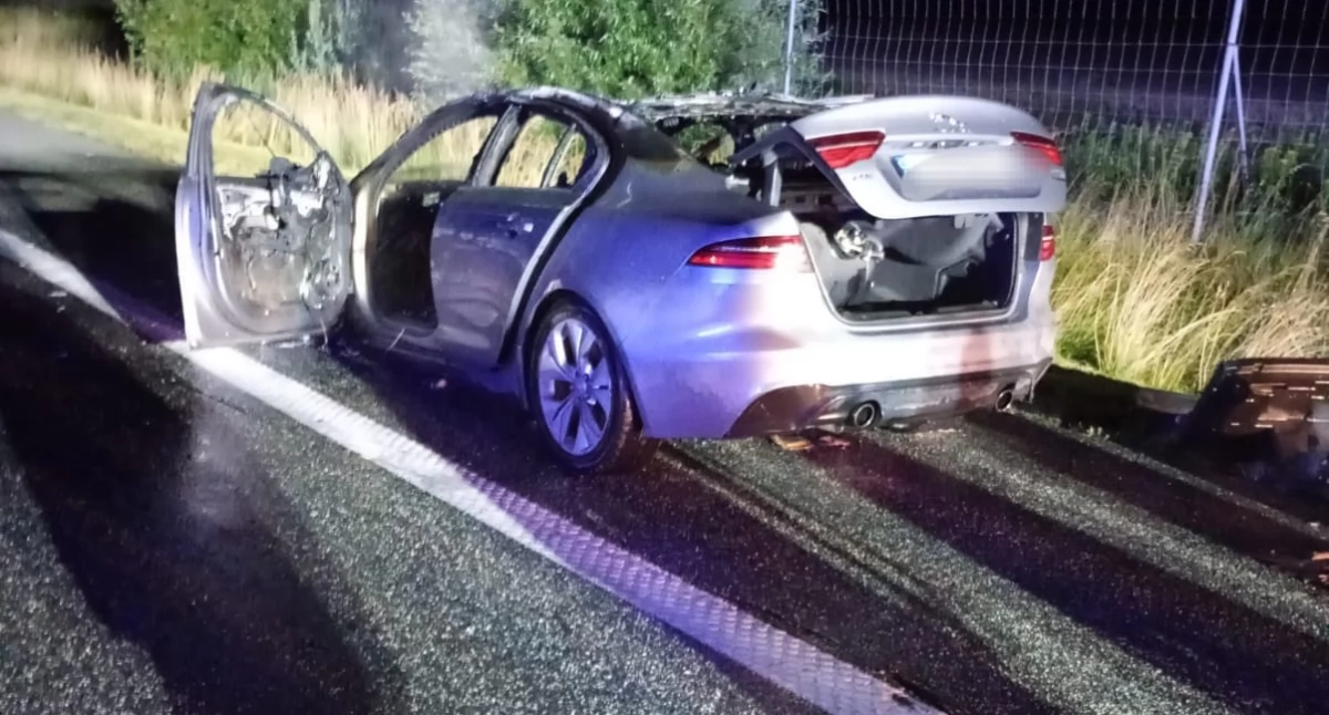 Ogień na autostradzie A1. Jaguar stanął w płomieniach