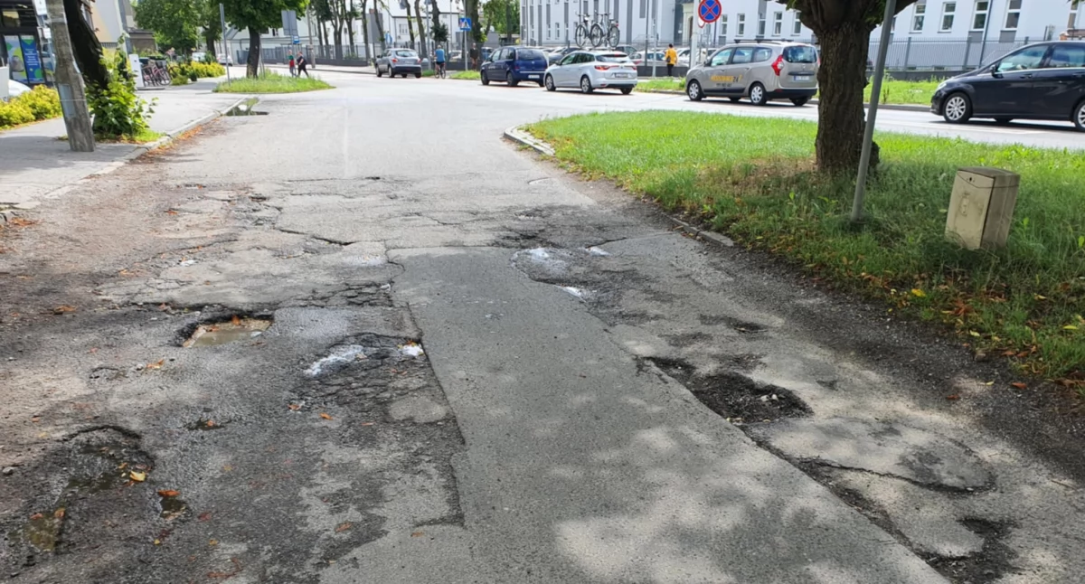 Parking czy pułapka? Mieszkaniec Włocławka oburzony stanem nawierzchni 