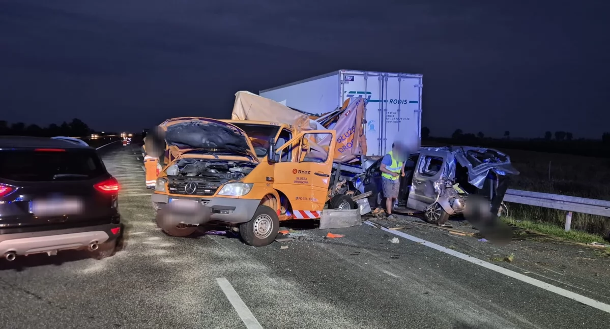 Karambol na autostadzie A1 pod Włocławkiem. Zderzyły się dwa auta ciężarowe i osobówka