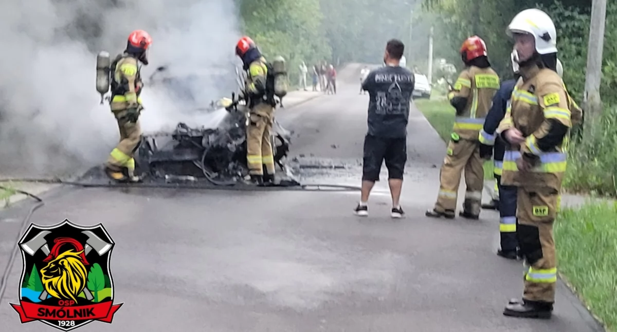 Auto stanęło w ogniu w Modzerowie. Strażacy bez szans na uratowane pojazdu