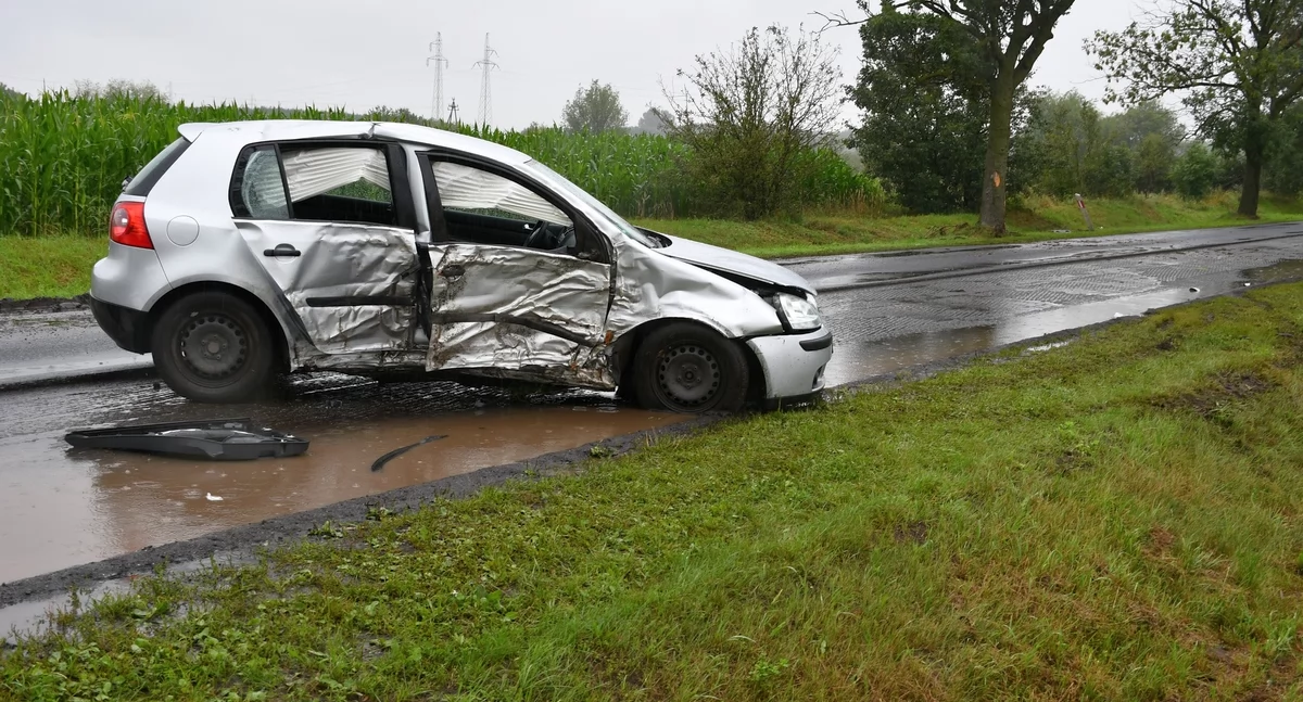 21-latek stracił panowanie i wjechał w drzewo. Pasażerka w szpitalu