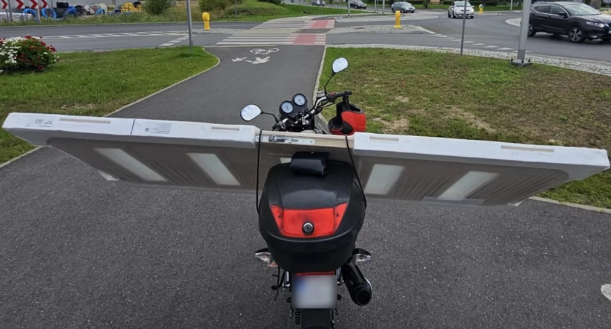 Nietypowy ładunek na motorowerze? Policjanci przecierali oczy ze zdumienia!