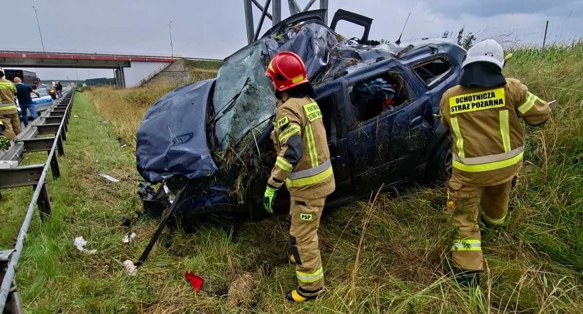 Wypadek na A1 w Dąbrówce. Osobówka uderzyła w słup