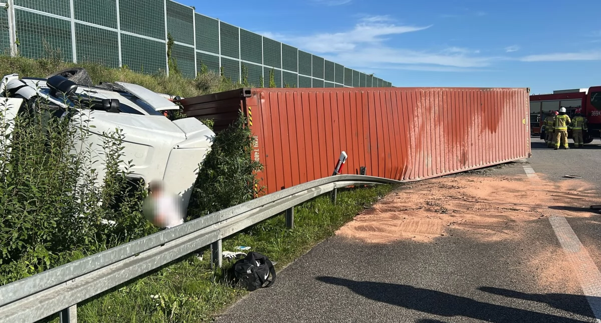 Wypadek ciężarówki na A1 w Czerniewiczkach. Kierowca w szpitalu