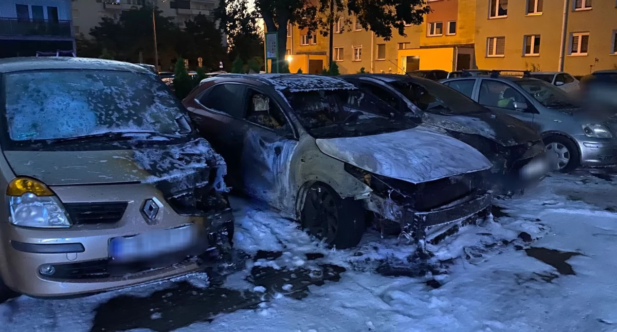 Pożar samochodów przy Łanowej we Włocławku. Cztery auta uszkodzone
