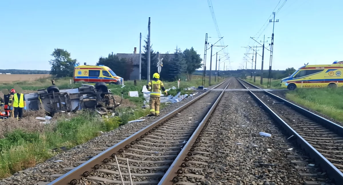 Tragiczny wypadek pod Toruniem. Kamper wjechał pod pociąg