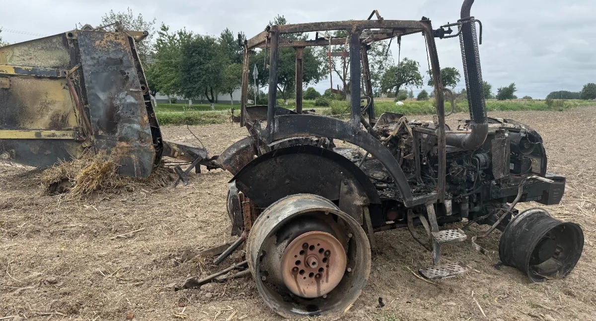 Ciągnik i prasa spłonęły w kilka minut. Każdy może pomóc