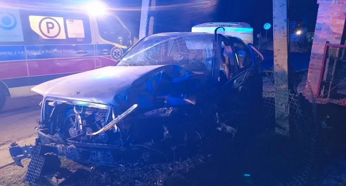 18-latek pijany za kierownicą rozbił mercedesa. Uderzył w słup i ogrodzenie
