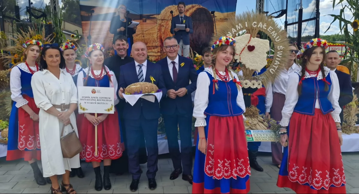 Dożynki w Brześciu Kujawskim 2025 – obrzędy, korowód i koncerty M.I.G oraz Golec uOrkiestra [ZDJĘCIA]