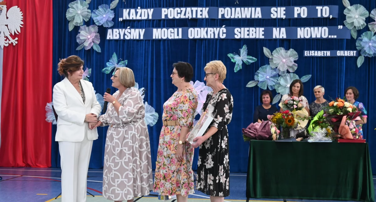 Początek roku i koniec pewnej epoki. Szkoła w Smólniku dziękuje dyrektor Kwiatkowskiej [ZDJĘCIA]