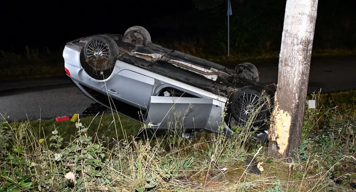 Dachowanie Audi w Połajewie. Trzy osoby trafiły do szpitala