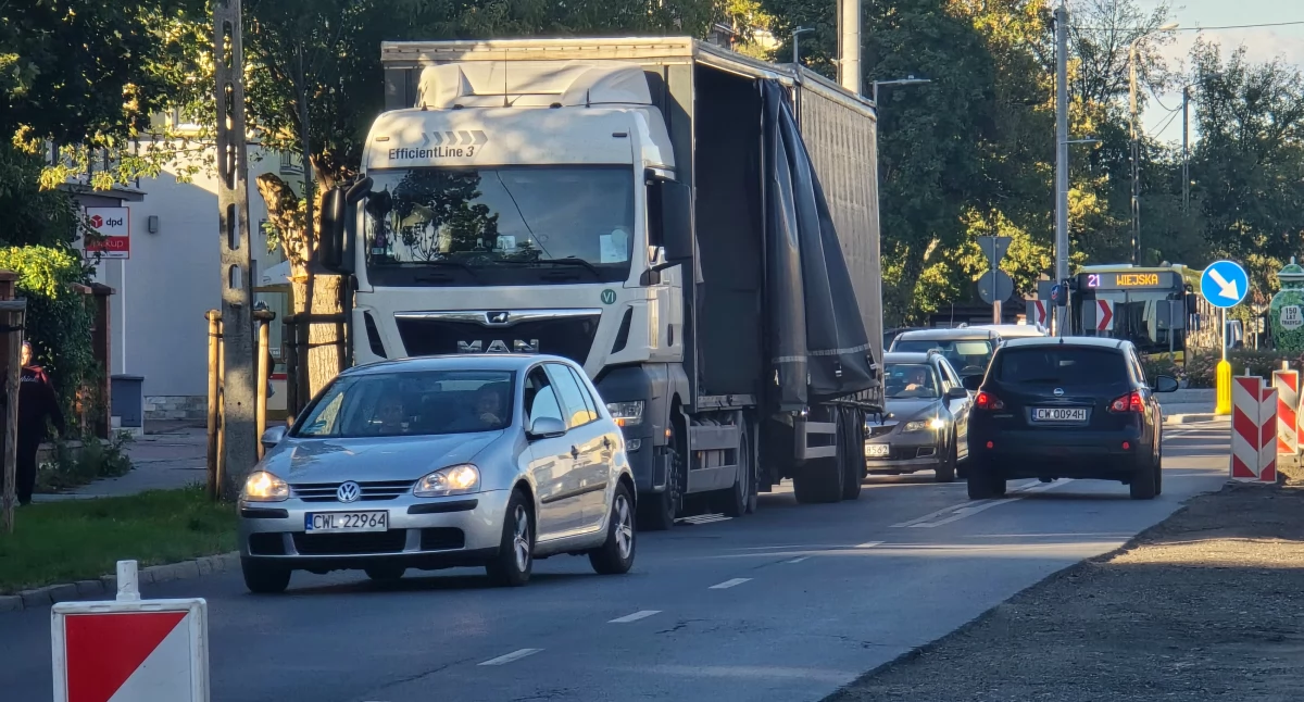Ścieżka rowerowa na Kaliskiej we Włocławku. Zwężona jezdnia i wielkie emocje