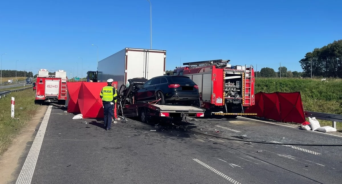 Tragiczny wypadek w regionie. Nie żyje 36-letni kierowca lawety. Zderzyły się Scania z Mercedesem