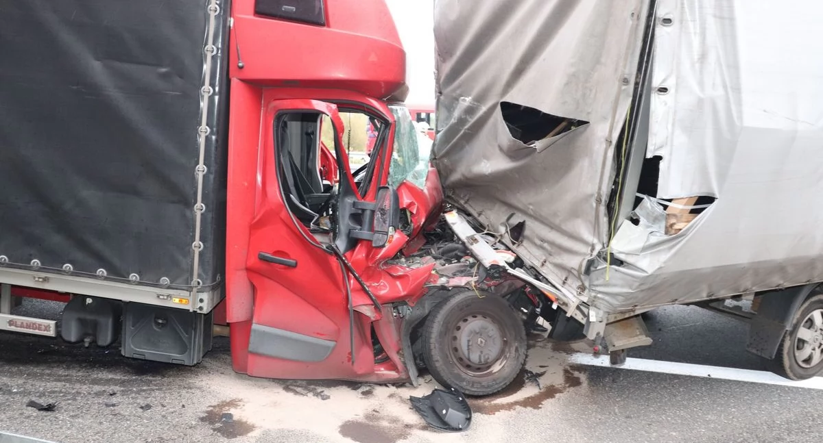 Poważny wypadek na A1. Zderzyły się dwa dostawcze Renault