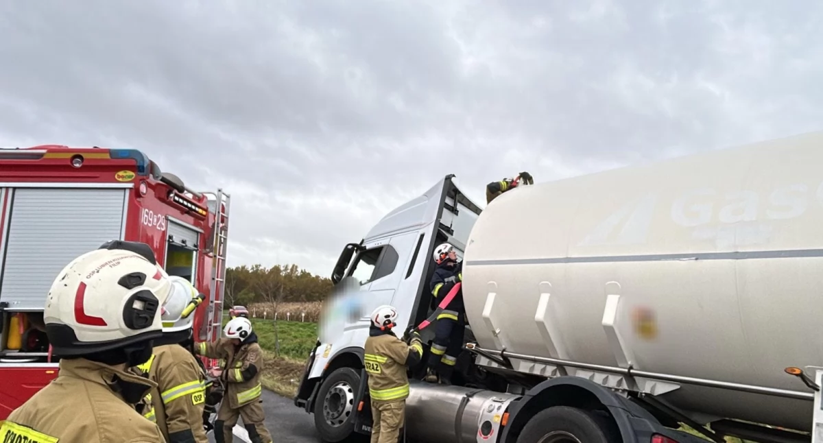 Cysterna z LNG wpadła do rowu na DK91. Droga zablokowana w obu kierunkach