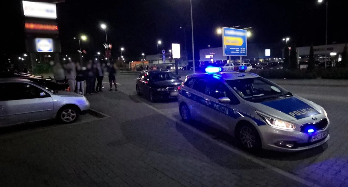 Kilkadziesiąt mandatów przy Kapitulnej we Włocławku. Zlot motoryzacyjny pod lupą policji [ZDJĘCIA]