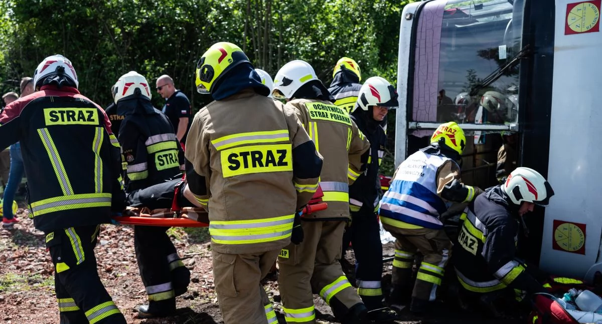 Symulacja pożaru szkoły i 750 metrów linii gaśniczej – manewry strażaków w Brześciu Kujawskim