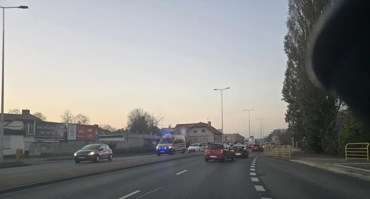 Wypadek na ulicy Okrzei we Włocławku. Na miejscu służby ratunkowe