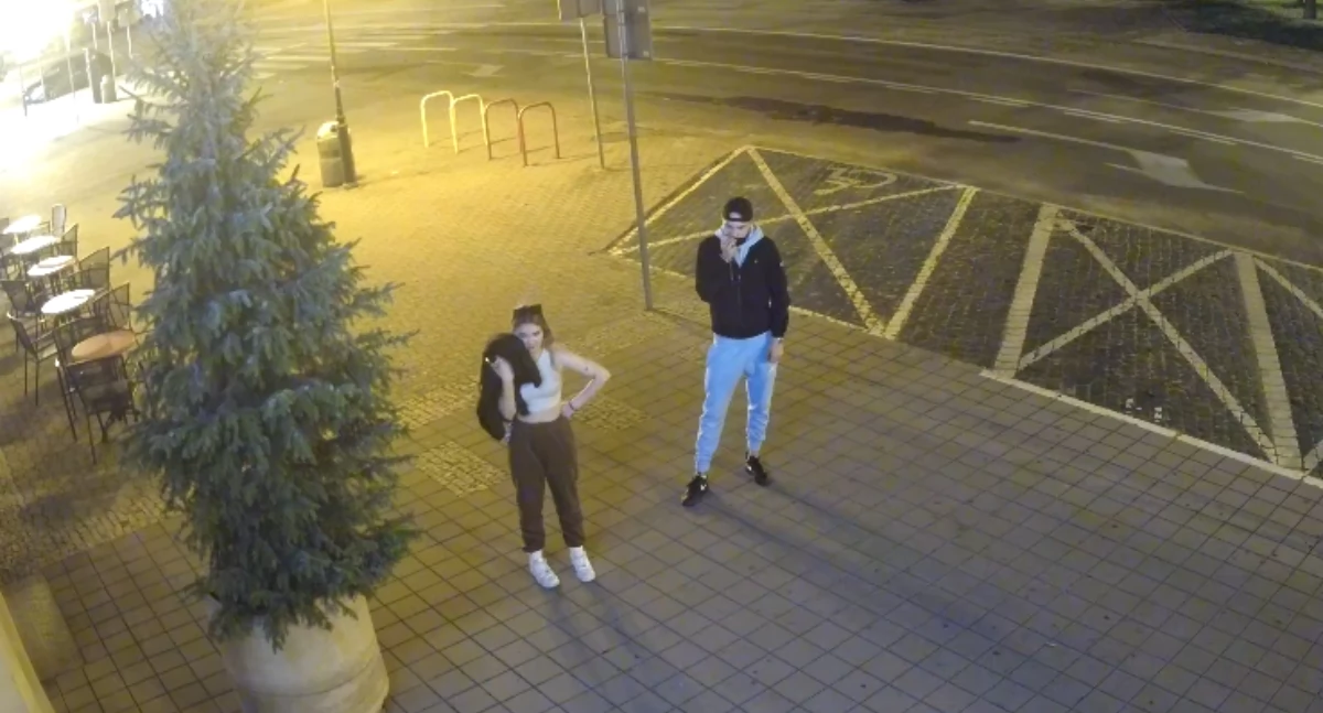 Zniszczyli drzwi hotelu w centrum Włocławka! Policja prosi o pomoc w ich ujęciu