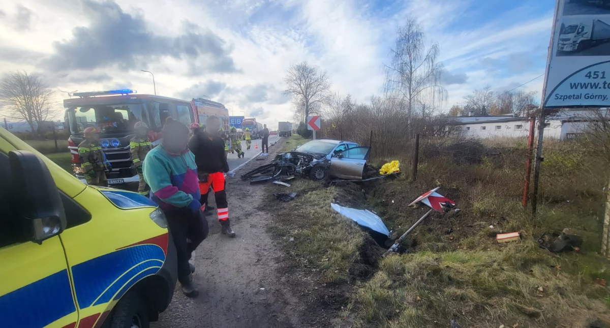 Wypadek w Pikutkowie na DK62. Zderzyły się ciężarówka z osobówką. Dwie osoby poszkodowane