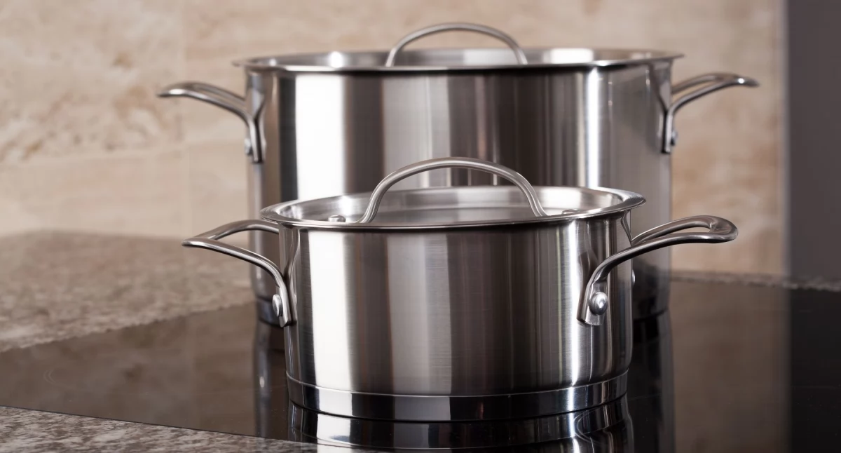 Które materiały najlepiej sprawdzają się na kuchenkach indukcyjnych?