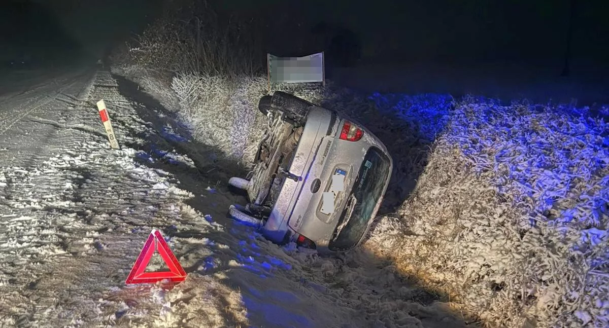 Śliska nawierzchnia zaskoczyła kierującą. Auto dachowało
