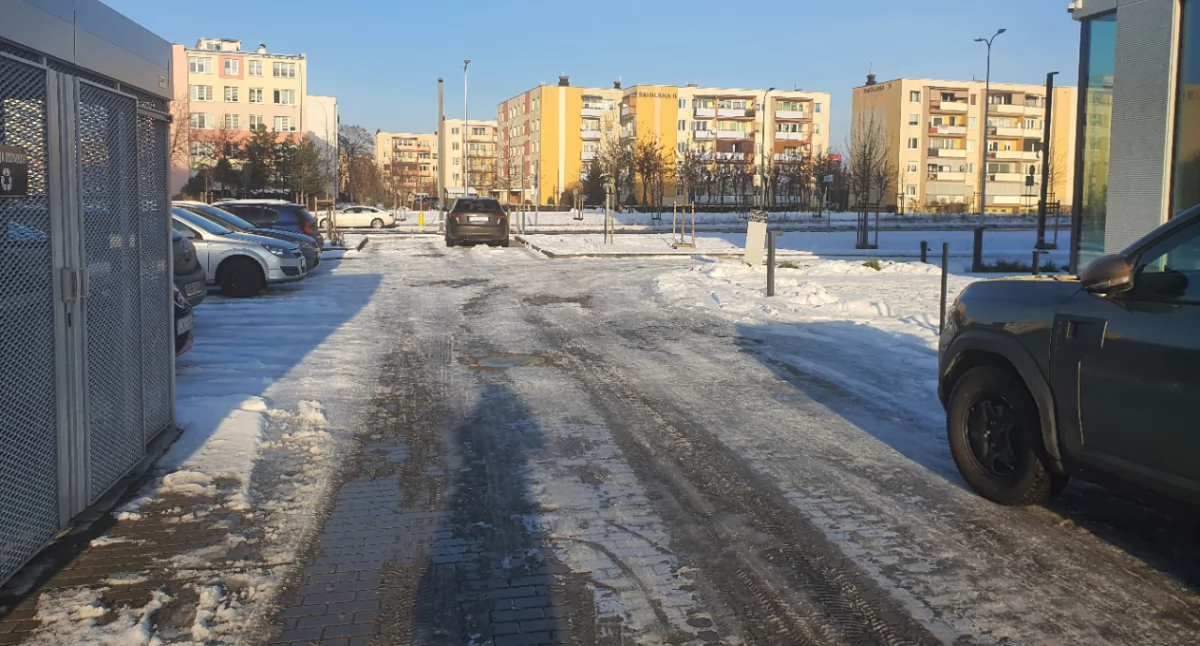Śliskie chodniki we Włocławku. Mieszkańcy skarżą się na oblodzenie w centrum i na osiedlach