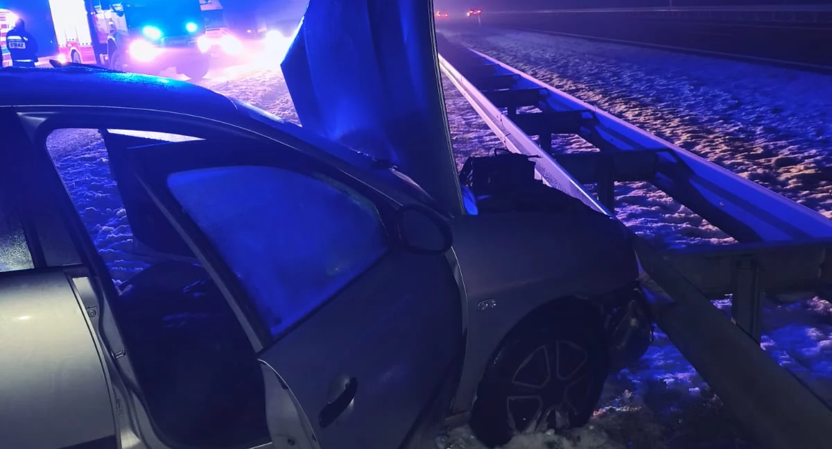 Osobówka uderzyła w bariery na A1. Jedna osoba poszkodowana