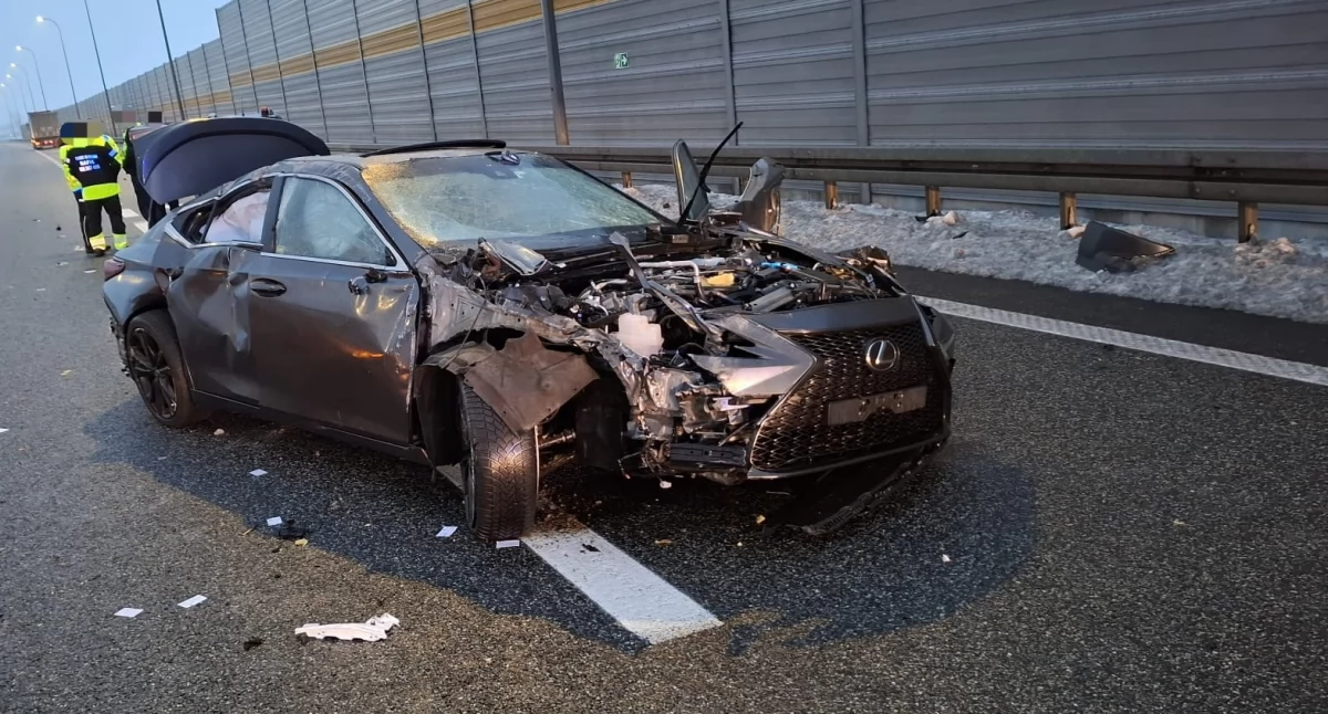 Ciężarówka uderzyła w Lexusa na A1. Kierowca osobówki w szpitalu