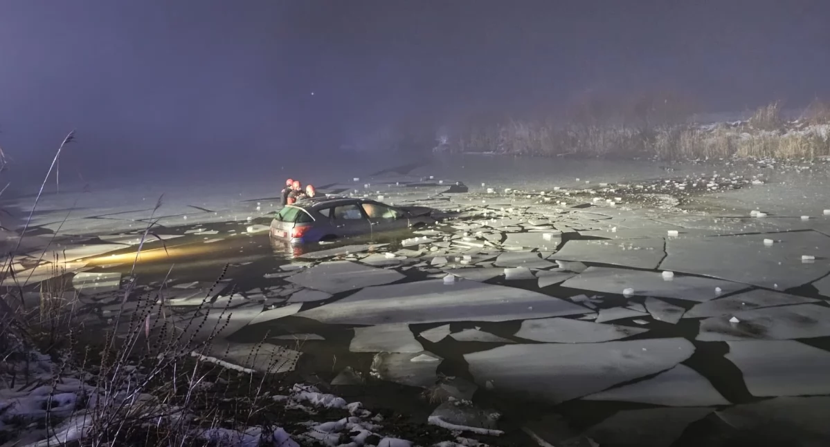 Samochód w stawie w powiecie włocławskim. Służby prowadziły nocną akcję