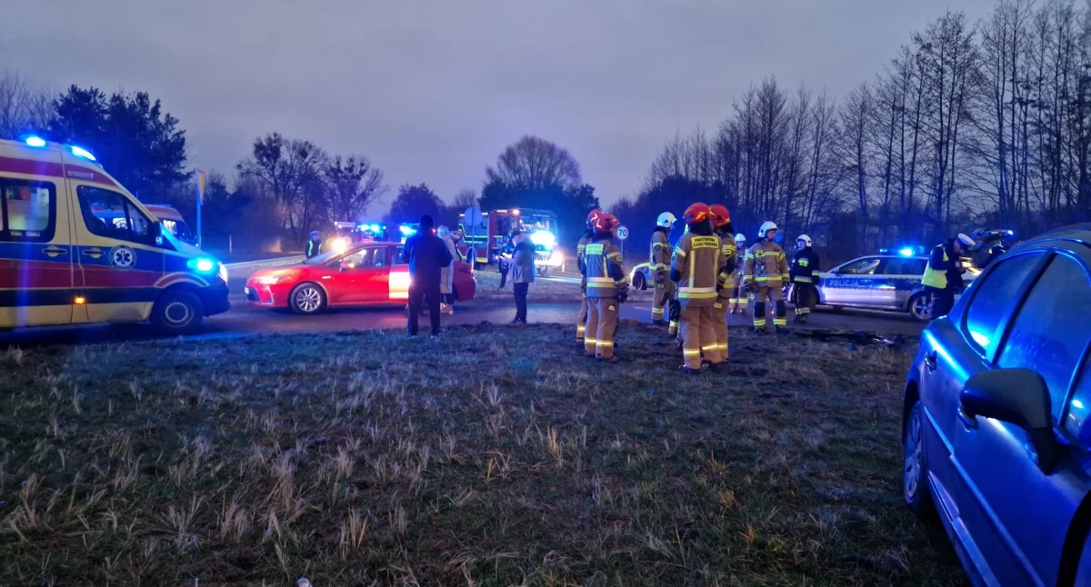 Zderzenie dwóch aut na DK67. 25-letnia kobieta trafiła do szpitala