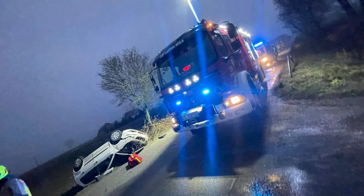 Groźny  wypadek w powiecie włocławskim. Samochód dachował po uderzeniu w drzewo