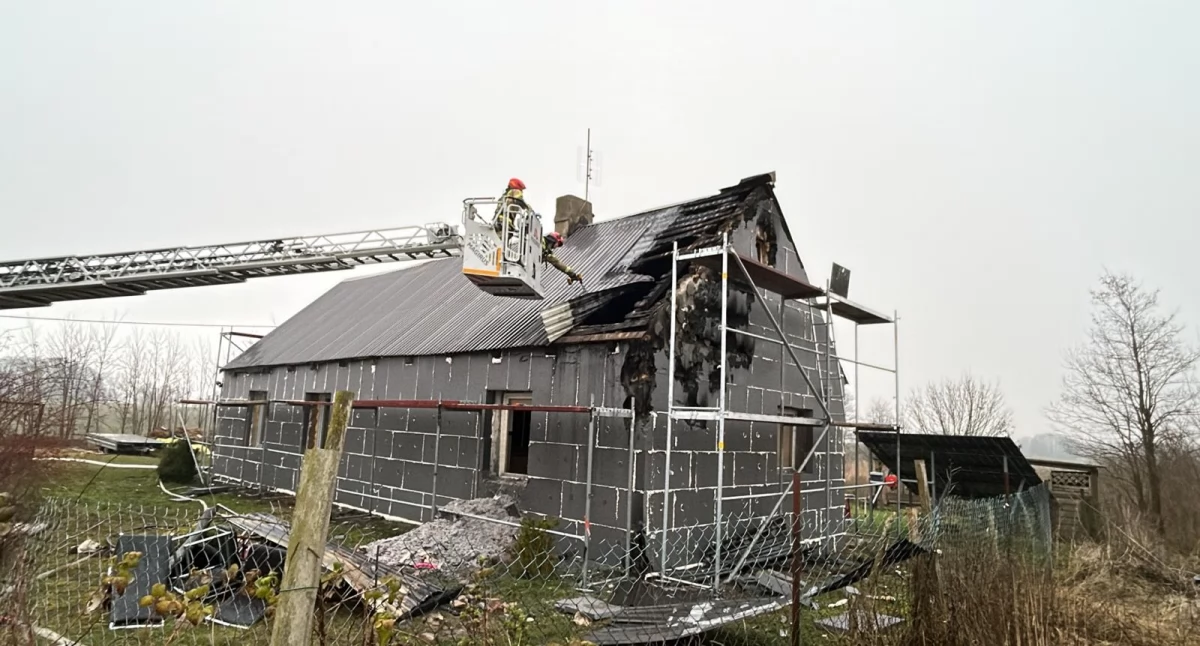 Pożar domu w Unisławicach w Gminie Kowal. 47-letnia kobieta trafiła do szpitala