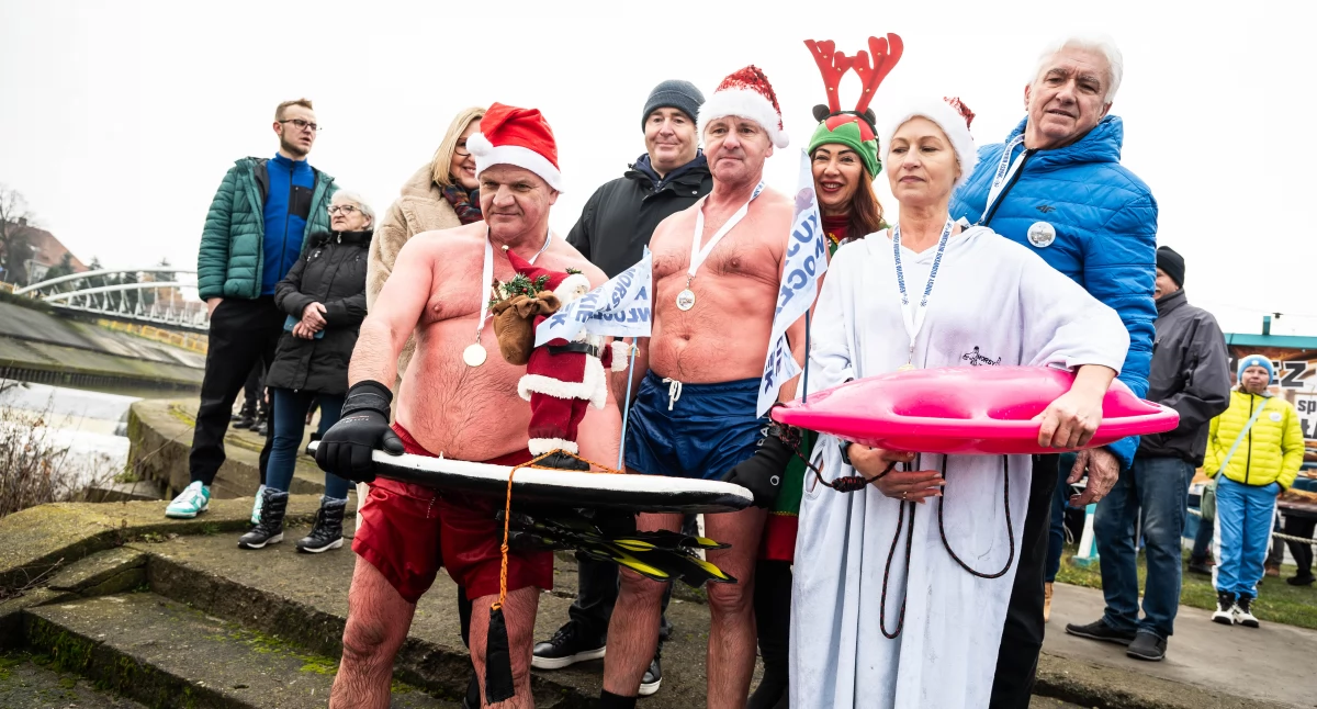 Mikołajkowe przepływanie Wisły 2025 we Włocławku po raz dziesiąty. Morsy znów przyciągnęły tłumy