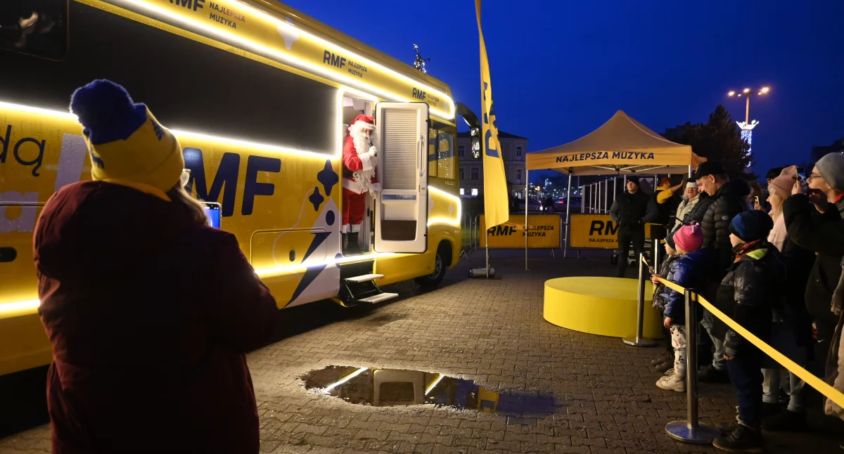 Świąteczny konwój RMF FM we Włocławku. Muzyka, prezenty i choinki na Placu Wolności