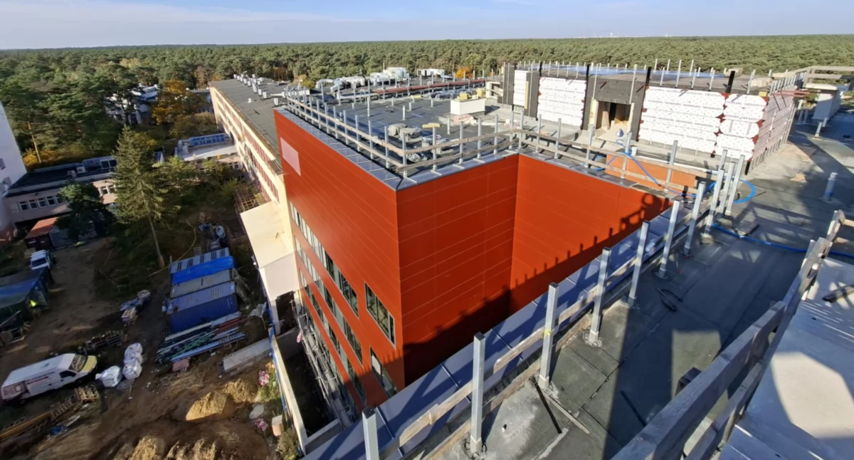 Szpital we Włocławku rośnie w szybkim tempie. Postęp prac widać z każdej strony