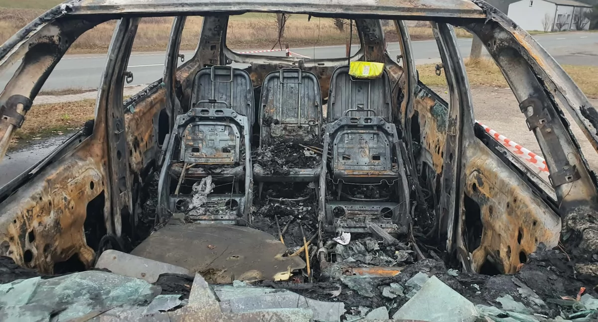 Pożar samochodu przy ulicy Płockiej we Włocławku. Ford spłonął doszczętnie