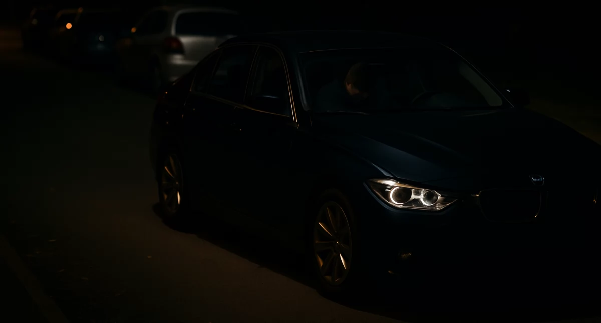 Pijany wsiadł do otwartego BMW i chciał wyrwać stacyjkę. Policja przerwała nocną akcję