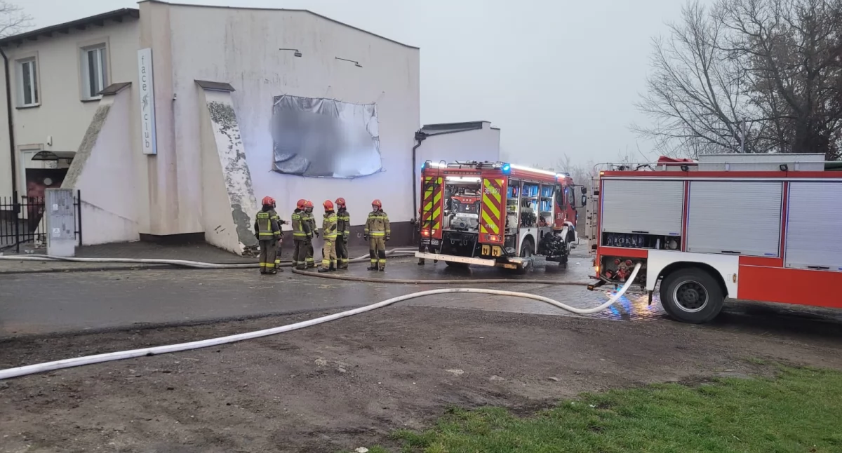 Pożar budynku po dawnym Face Clubie we Włocławku. Nocna akcja służb przy ul. Solnej