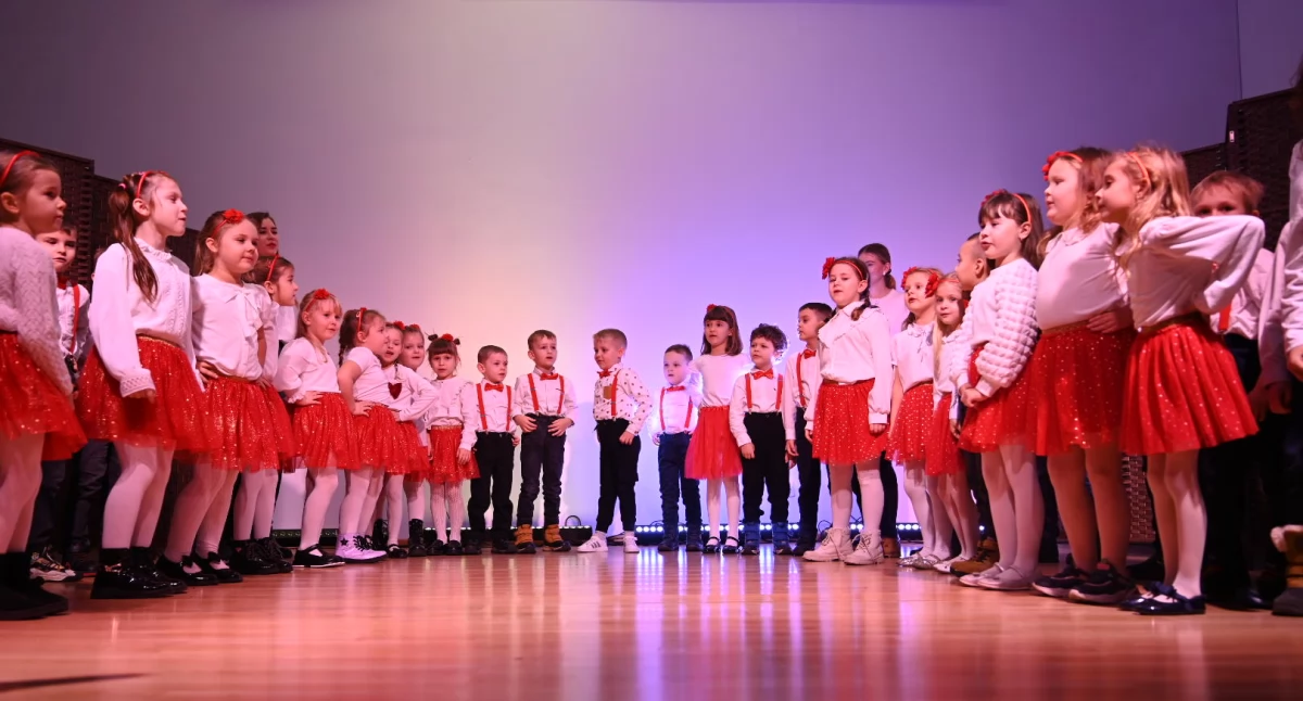 Spotkanie wigilijne w Lubieniu Kujawskim – kolędy, występy i wizyta Mikołaja