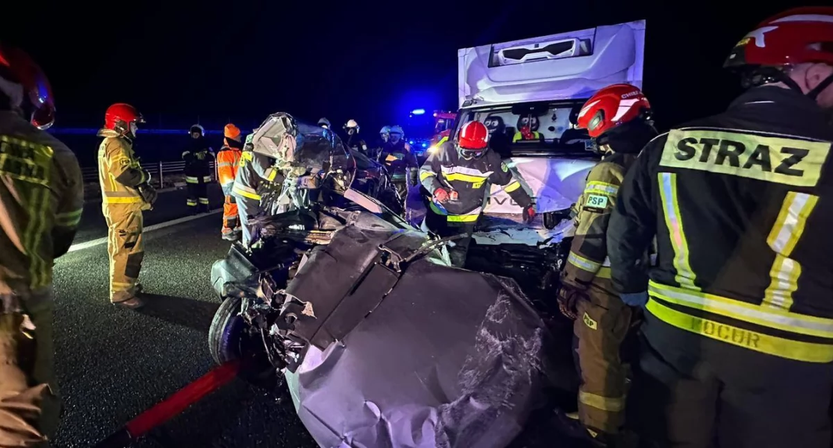 Śmiertelny wypadek na  A1. 23-latek zginął po zderzeniu z ciężarówkami