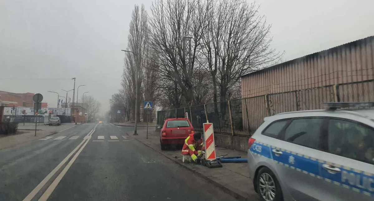 Wypadek na ul. Łęgskiej we Włocławku. 33-latka uderzyła w latarnię, chwilę później kolejna kolizja