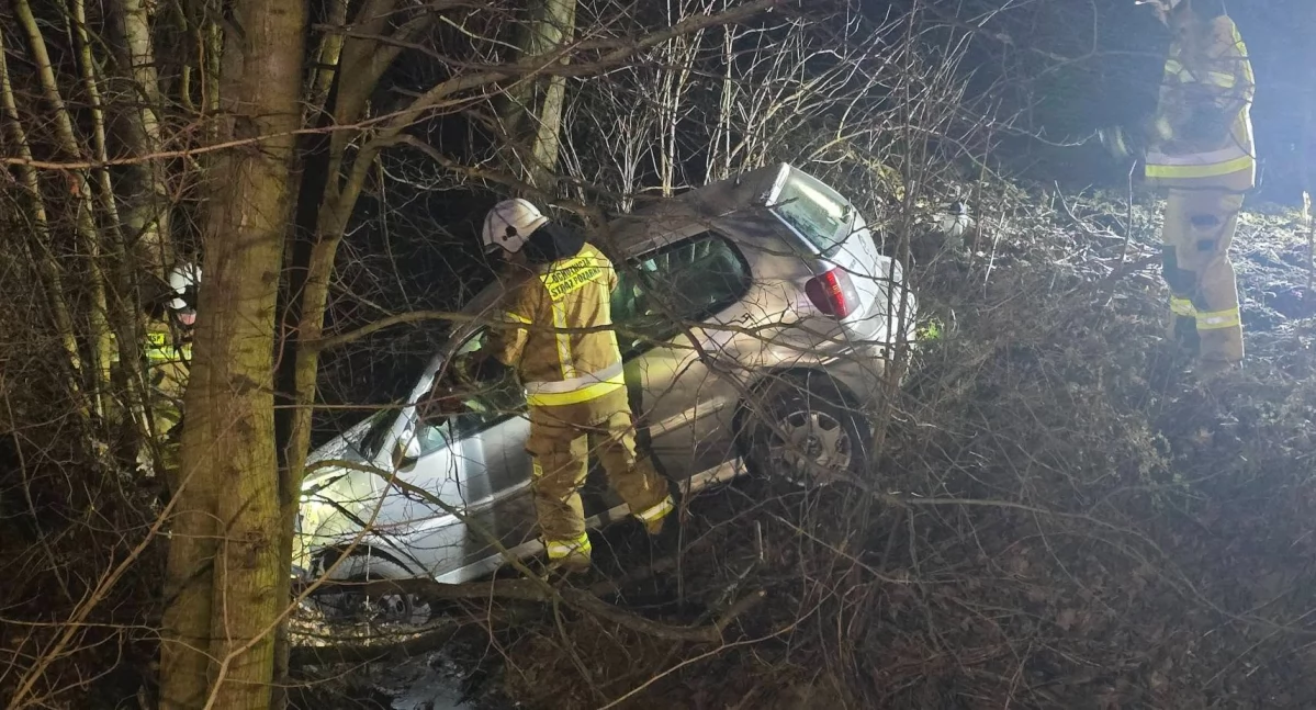 Volkswagen wpadł do rowu w Mchówku. 19 latek nie zapanował nad pojazdem