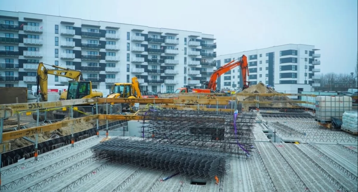 Siódmy blok przy ul. Celulozowej we Włocławku rośnie. Trwają intensywne prace budowlane