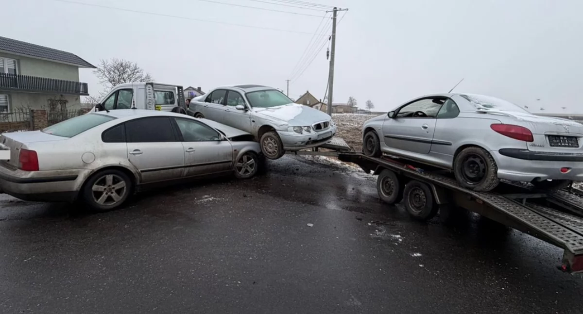 Zderzenie osobówki z lawetą. Kierowca trafił do szpitala