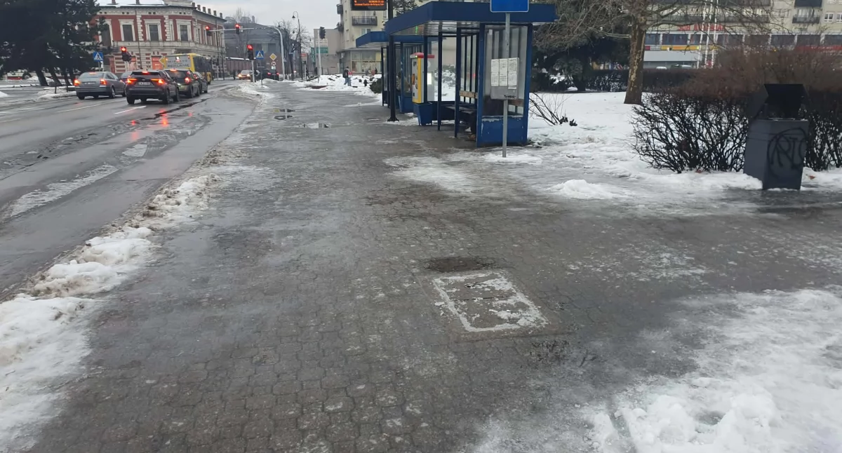 Lodowisko pod nogami we Włocławku. Mieszkańcy pytają o zimowe utrzymanie chodników [VIDEO]