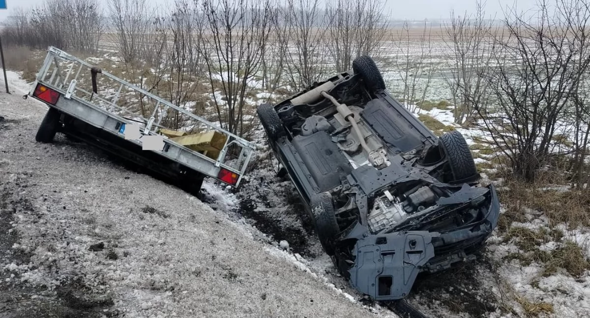 Kia z przyczepką wpadła do rowu na DK62. Auto dachowało, ładunek rozsypany na drodze
