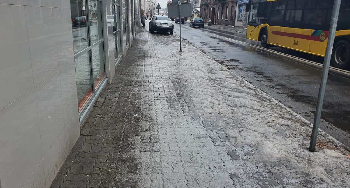 Ślisko jak na lodowisku. Włocławek walczy z gołoledzią, rośnie frustracja mieszkańców