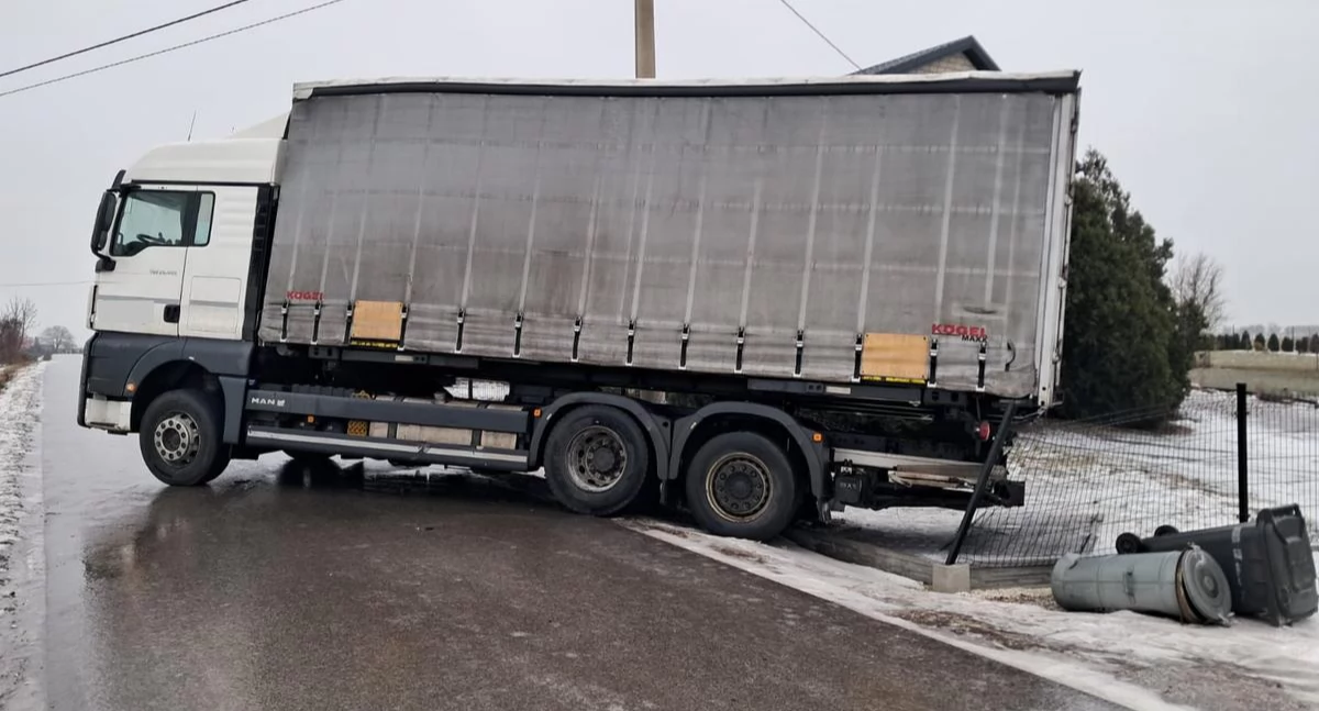 Ciężarówka stanęła w poprzek drogi. Kilka pojazdów utknęło na śliskiej jezdni